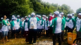 Pengarahan Nelayan Pesisir Marunda oleh Hasmaudin (Waketum PNTI) sebelum Aksi Tanam Mangrove (doc. pribadi)