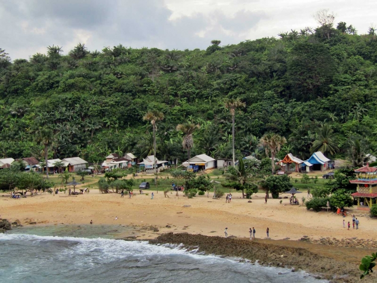 Deretan bangunan dan lapangan di bibir pantai - Dokumentasi Pribadi