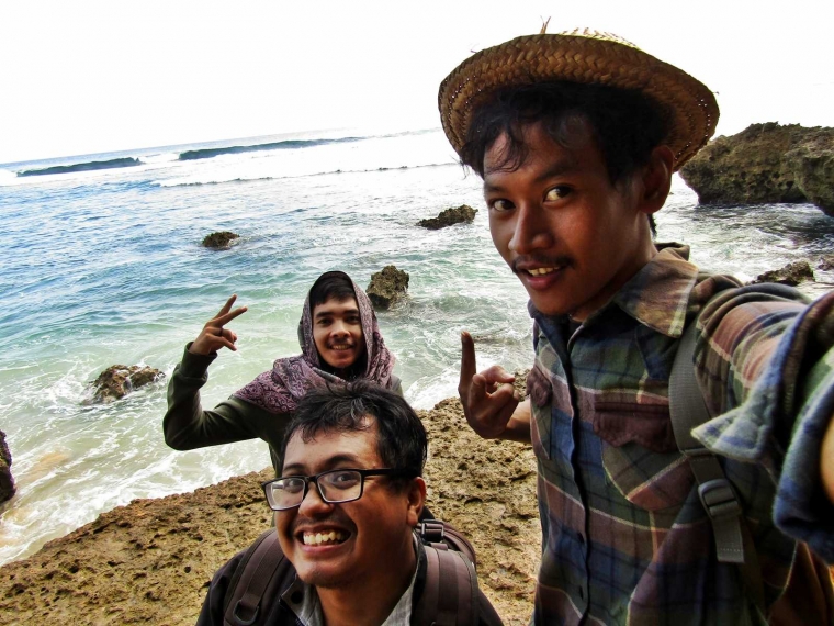 Tidak ada hal yang menyenangkan selain berlibur dan menemukan harta karun di pantai bersama kawan-kawan - Dokumentasi Pribadi