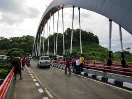 Pengunjung pantai-pantai di Malang Selatan berfoto di atas jembatan JLS - Dokumentasi Pribadi