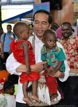 Jokowi dan Anak-Anak Asmat. Dok:Lamanberita.co