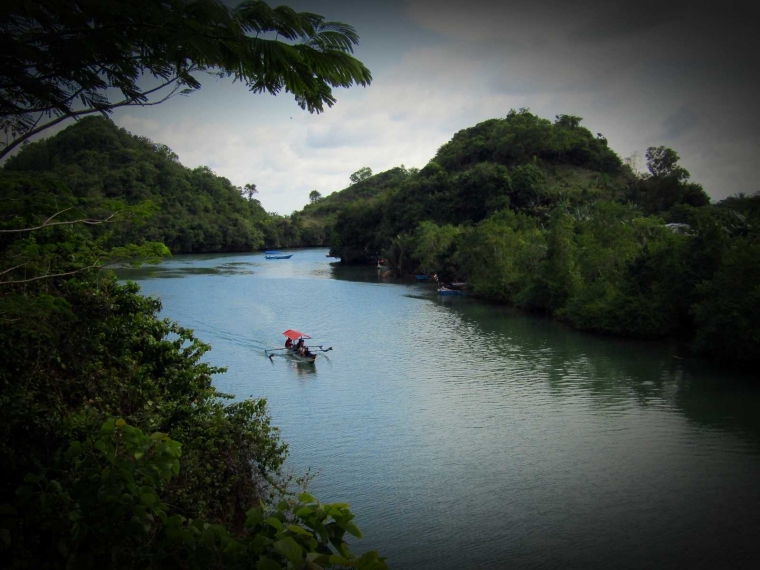 Perahu motor yang melaju di sekitar muara pantai selatan Malang - Dokumentasi Pribadi