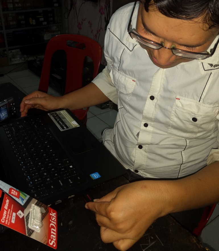 Proses instalasinya sangat mudah, hanya dengan memasukkan flashdisk ini ke slot USB komputer, flashdisk nya langsung siap digunakan (dok pri).