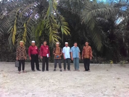 Perkebunan sawit milik warga Muhammadiyah Kinali Pasaman Barat saat dikunjungi tim Wilayah Muhammadiyah Sumbar. (DOK. PRIBADI)