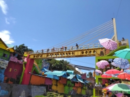 Jembatan kaca penghubung kampung warna warni (Sumber : pribadi)