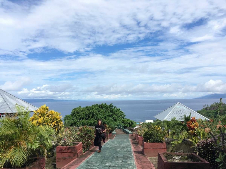 Di sini bukit, di situ sudah laut. Diambil dari halaman Benteng Tore, di Tidore. | Foto oleh WIDHA KARINA