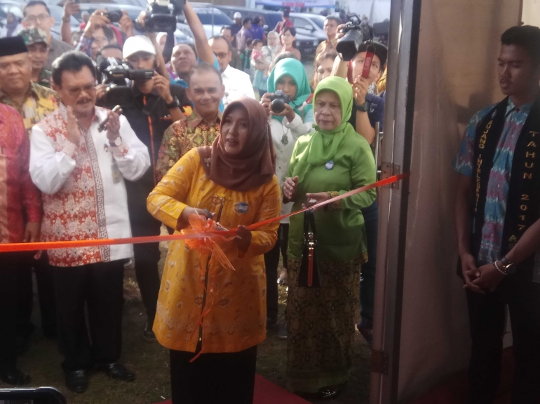 Istri Plt Bupati Bangka melakukan pengguntingan pita tanda dimulainya pameran di stan - stan (foto Rustian)