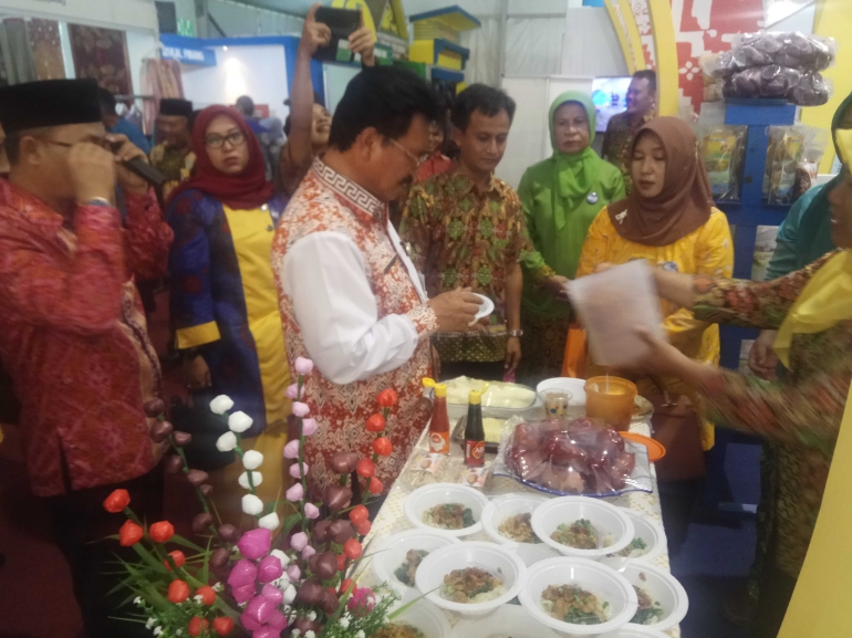 Asiten perekonomian dan pembangunan Setda Provinsi Bangka Belitung Budiman Ginting mengunjungi stan (foto Rustian)