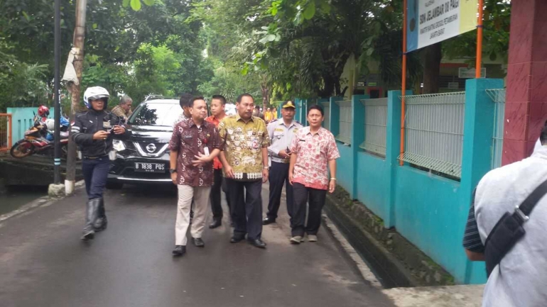 Walikota Jakarta Barat saat baru tiba di SDN Jelambar 08 (dokpri)