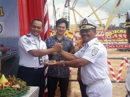 Pemberian Tumpeng dari Direktur Lalu Lintas Angkutan Laut kepada nakhoda PT. Pelni (Persero)-( ft. Dtla)