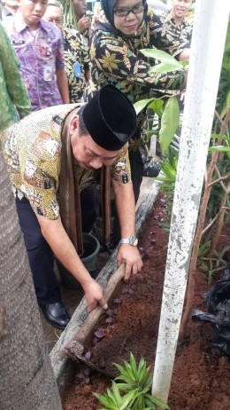 Walikota Jakarta Barat H.M. Anas Effendi, SH, MM didampingi Kepsek SDN Jelambar 08 Ibu Dra. Dormauli Aisyah L.R, S.Pd, MM (dokpri)