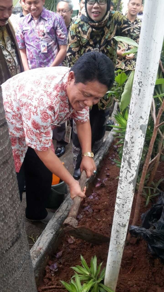 Lurah Jelambar Drs.H. Ambari, M.Si juga turut menanam pohon disaksikan Walikota Jakarta Barat, Kasudis LH & Kepsek Jelambar 08 (dokpri)