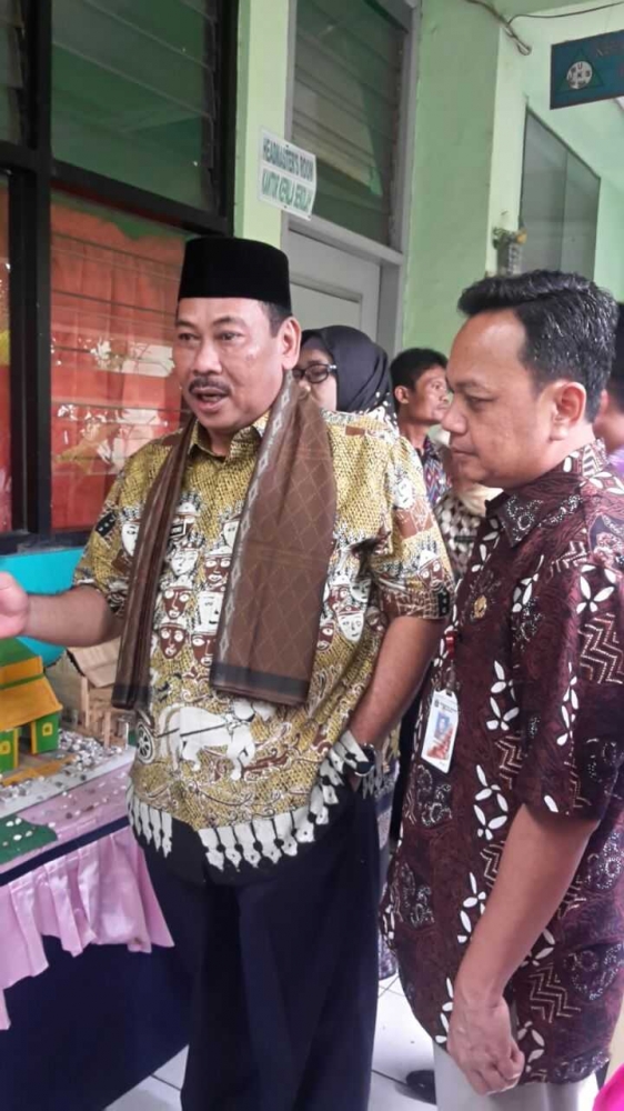 Walikota Jakarta Barat didampingi Camat Gropet saat meninjau lingkungan SDN Jelambar 08 (dokpri)