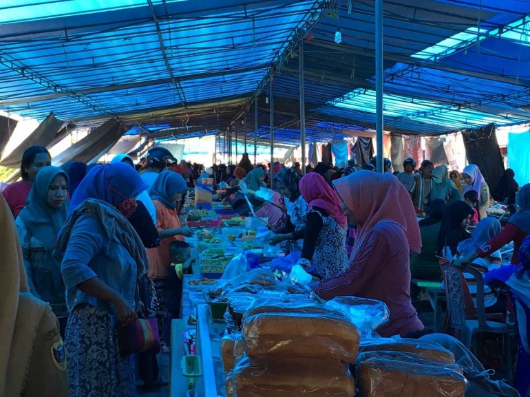 Pasar Sarimalaha di Tidore. Warga banyak datang untuk mencari makanan berbuka puasa. | Foto oleh WIDHA KARINA