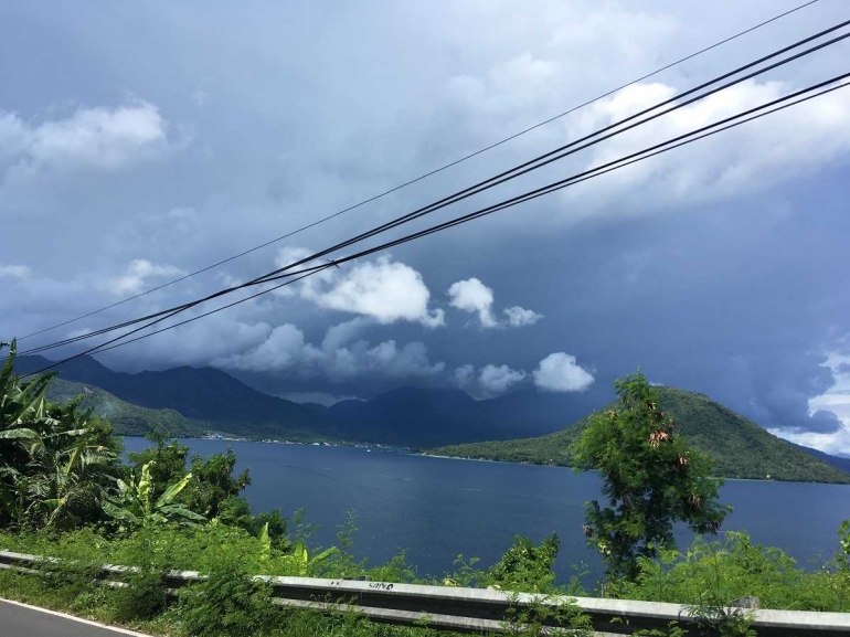 Tipikal pemandangan jika Anda berkendara di jalanan utama yang melingkari Pulau Ternate, Kanan kiri gunung sekaligus lautan. | Foto oleh WIDHA KARINA