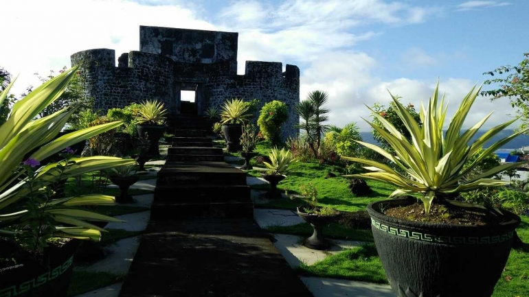 Benteng Tolukko. Benteng ini hanya disebut beberapa kali (dua kalau saya tak salah) dalam buku 