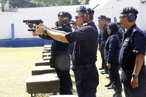 Anggota Polis Diraja Malaysia atau PDRM latihan menembak. (Foto: PDRM)