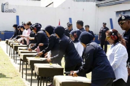 Anggota Polis Diraja Malaysia atau PDRM wanita latihan menembak. (Foto: PDRM)