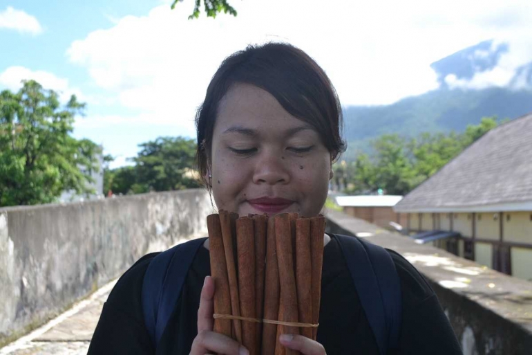 Mission accomplished ya Eda! Dua ikat kayu manis Ternate siap mewangikan teh-teh di meja kerja. | Foto oleh WIDHA KARINA