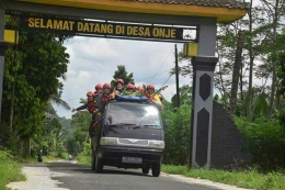 Rame dan asik naik mobil terbuka menuju desa Onje (dok. pribadi) 