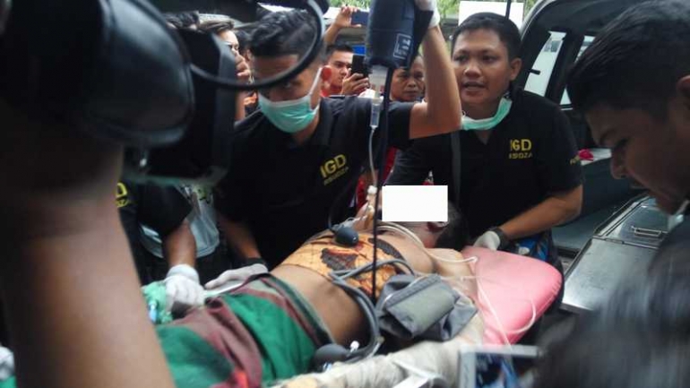 Salah seorang korban yang sebelumnya mendapat perawatan di rumah sakit terdekat, harus dilarikan ke Rumah Sakit Umum Zainal Abidin Banda Aceh untuk mendapat perawatan intensif karena menderita luka bakar yang cukup serius. Perjalanan dari lokasi kejadian ke kota Banda Aceh membutuhkan waktu sekitar 7 jam. (Foto/Nurnisa)