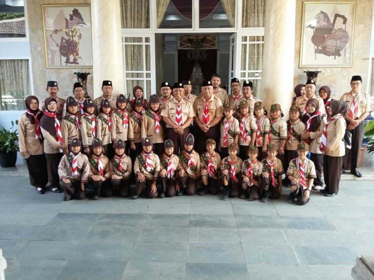 Foto Bersama. Wakil Bupati Banjarnegara Syamsudin foto bersama kontingen Persari Banjarnegara.