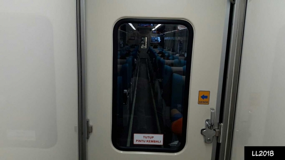 Pintu interior kereta Eksekutif Argo Parahyangan, buatan 2018 tapi sayang harus digeser manual (dok. pribadi)