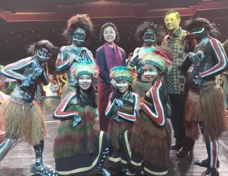 APF berfoto bersama Darunee Thamapodol (Direktur Kerjasama Internasional Kementerian Kebudayaan Thailand) dan Duta Besar RI untuk Thailand setelah selesai pertunjukan. Foto: Direktorat Jenderal Kebudayaan.
