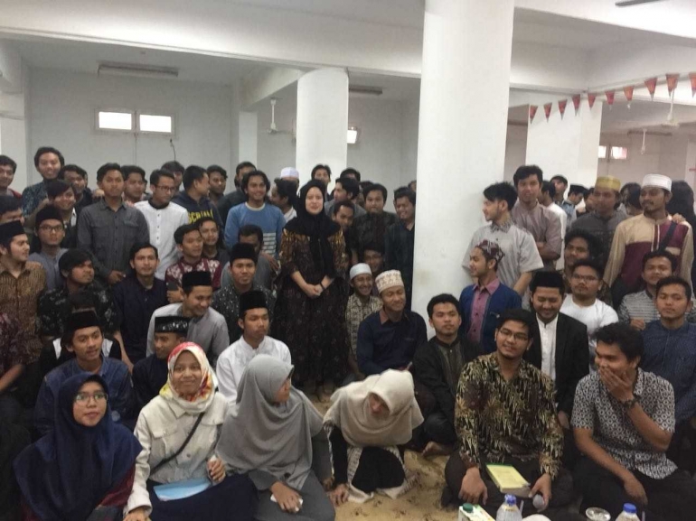 Puan Maharani berfoto dengan mahasiswa Indonesia di Mesir (dokumentasi pribadi)
