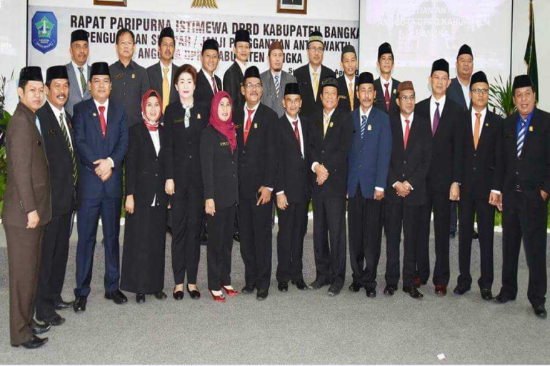 Foto bersama aggota DPRD dan Plt Bupati Bangka Rustamsyah (foto Robby)