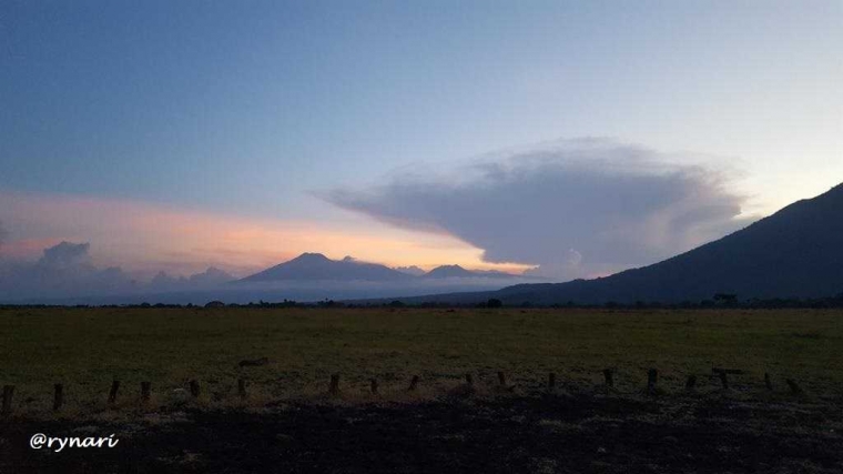 Senja di savana Bekol berlatar G. Raung (dok pri)