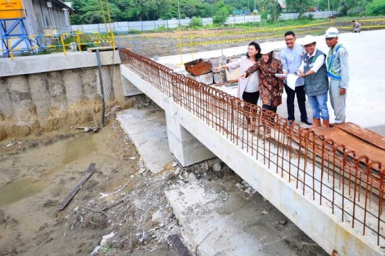 Wali Kota Surabaya Tri Rismaharini saat melakukan kunjungan kerja di proyek underpass dan overpass Mayjen Sungkono, pada 4 Juli 2017 (humas.surabaya.go.id)