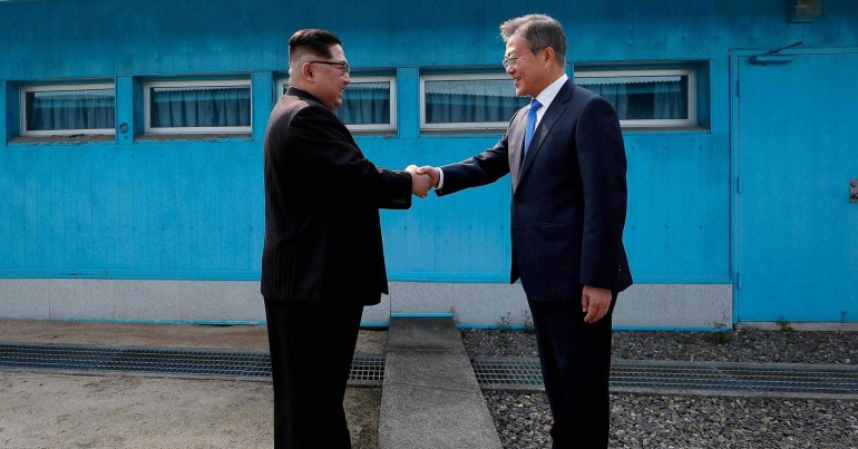 Kim Jong-un dan Moon Jae-in bersalaman di atas Garis Demarkasi Militer di Kawasan Keamanan Bersama, Panmunjom. (sumber: cnbc.com)