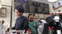 Fikri Fuadi Suryana dan Handoko menyeduh kopi untuk pelanggan. dok.pribadi