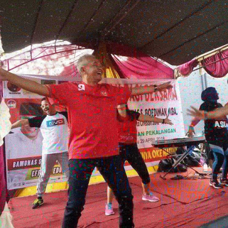 H. Bamunas Calon Walikota Cirebon saat memimpin Senam Sehat dengan warga Pekalangan (doc.pribadi)