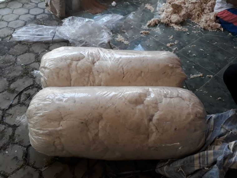 Bahan kapuk, untuk isian kasur. Tiap bungkusnya memiliki berat dua kilogram. Kapuk yang bagus, adalah yang tidak banyak biji kapuknya. (Dokpri).