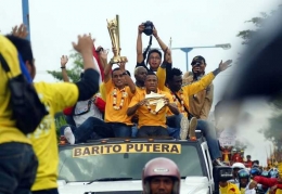 Piala Divisi Utama musim 2011/2012 (sumber : viandra-onepiece.blogspot.com)