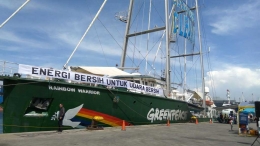 Kapal Hijau Rainbow Warrior milik Greenpeace singgah di Pelabuhan Tanjung Priok pada 24-29 April 2018. Antusiasme masyarakat umum membludak. Mengantri dan berada di terik panas matahari pun tak jadi soal (dok.windhu)
