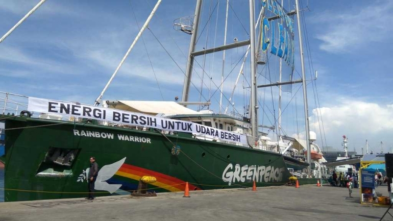Kapal Hijau Rainbow Warrior milik Greenpeace singgah di Pelabuhan Tanjung Priok pada 24-29 April 2018. Antusiasme masyarakat umum membludak. Mengantri dan berada di terik panas matahari pun tak jadi soal (dok.windhu)