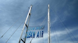 Tulisan Clean Air Clean Energy terlihat membentang tinggi di atas tiang kapal Rainbow Warrior (dok.windhu)