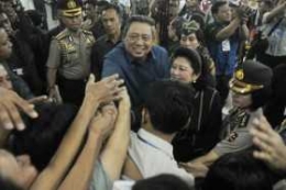 Buruh berebut berjabat tangan dengan SBY saat berkunjung di Maspion I Sidoarjo, Rabu (1/5/2013). (tribunnews.com)