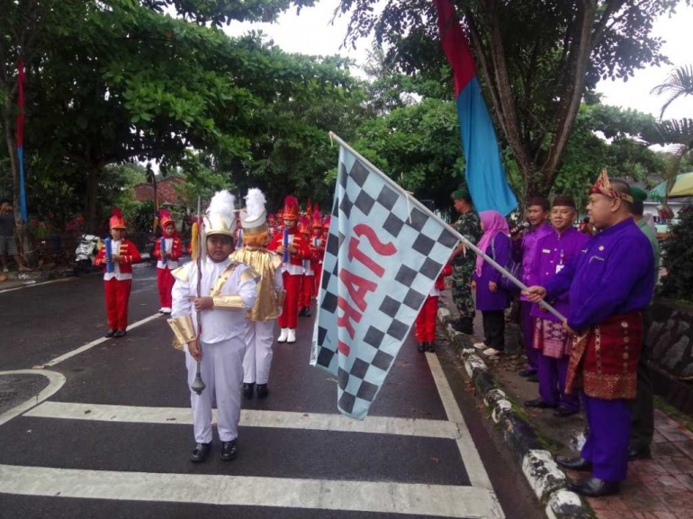 Sekda Bangka Akhmad Mukhsin melepas peserta karnaval budaya (foto Rustian)