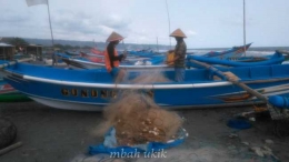 Dua nelayan di Pantai Depok sedang menata jaringnya. Dokpri