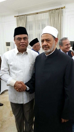 Imam Besar Al-Azhar, Syekh Ahmad Muhammad Ath-Thayeb, nampak akrab dengan Wakil Ketua Umum DMI, Syafruddin -dokpri. 