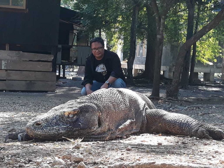 Foto bareng Komodo (dok. pribadi)
