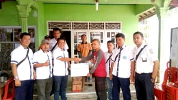 Ketua DPD SPKA Daop 5 Purwokerto Purwono bersama jajaran pengurus DPD menyerahkan bantuan pada korban gemba di Desa Kalibening Banjarnegara.