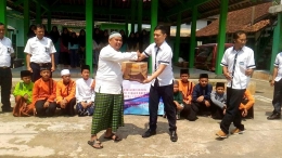 Penyerahan bantuan kepada Pondok Pesantren Al Barokah Wal Khoir oleh pengurus DPD SPKA Daop 5 Purwokerto.