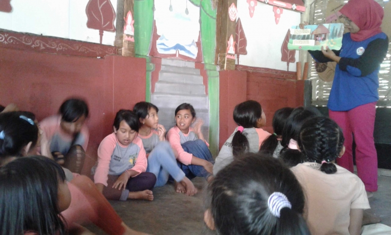 Foto : Nda Anik saat menemani rehat belajar tari di Sangar dan mengisinya dengan membacakan cerita pada siswi Sanggar 