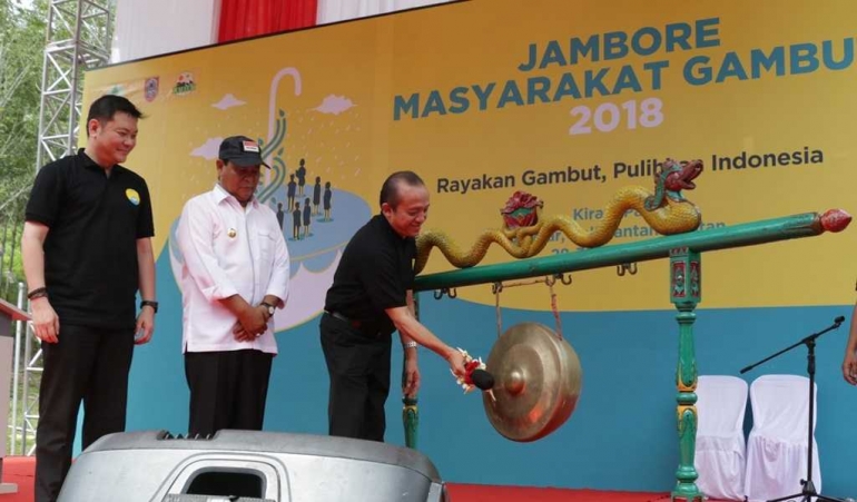 Sekretaris Jenderal Kementerian Lingkungan Hidup dan Kehutanan, Bambang Hendrayono membuka acara Jambore Masyarakat Gambut 2018 di Kiram Park, Kabupaten Banjar, Kalimantan Selatan (Kalsel), Sabtu (28/4/2018) lalu. (Foto Humas Kalsel)