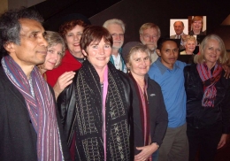 Balthasar Kehi Manek, BA STFT MA, M.Phil, PhD (kiri) bersama ibu di kedua dari kiri (Foto: suaimediaspace.org)